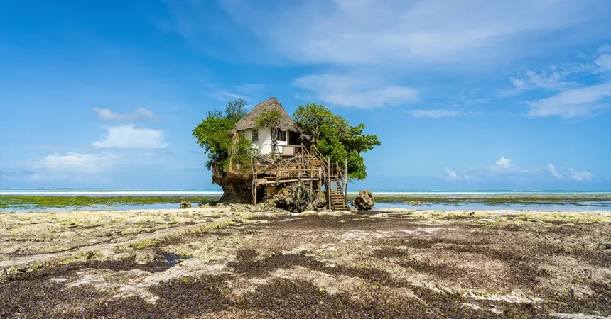 Casa en la roca durante la marea baja en la isla de Zanzibar