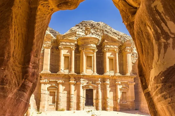 Impresionante vista desde una cueva del Monasterio Ad Deir en la antigua ciudad de Petra Jordania