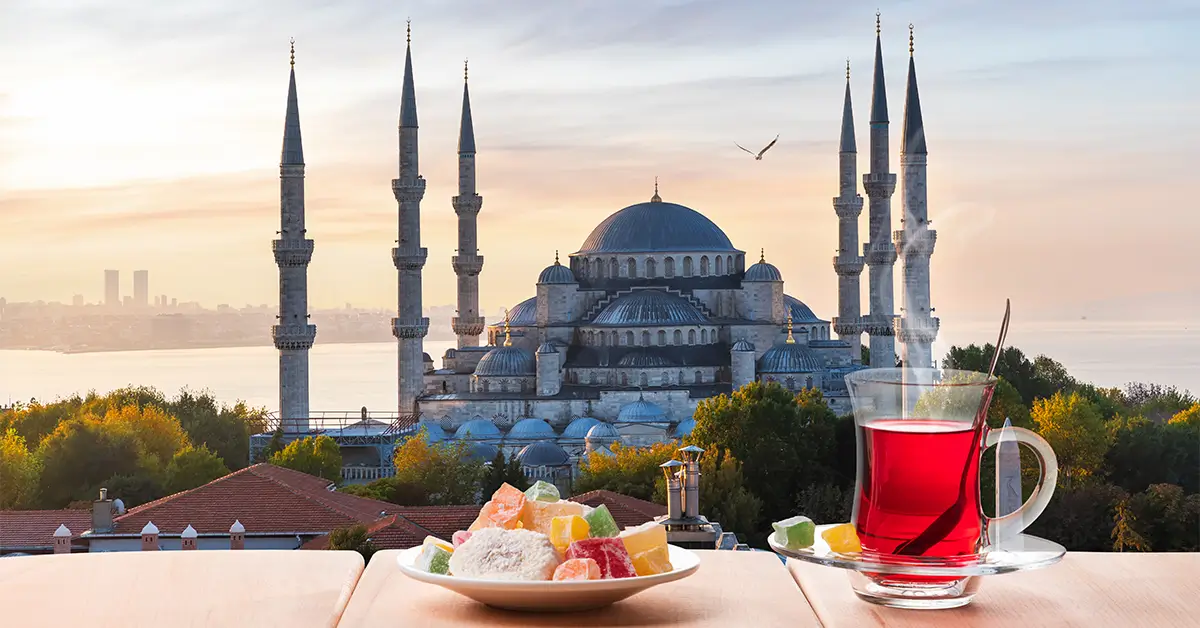 Te turco tradicional frente a la Mezquita Azul de Estambul